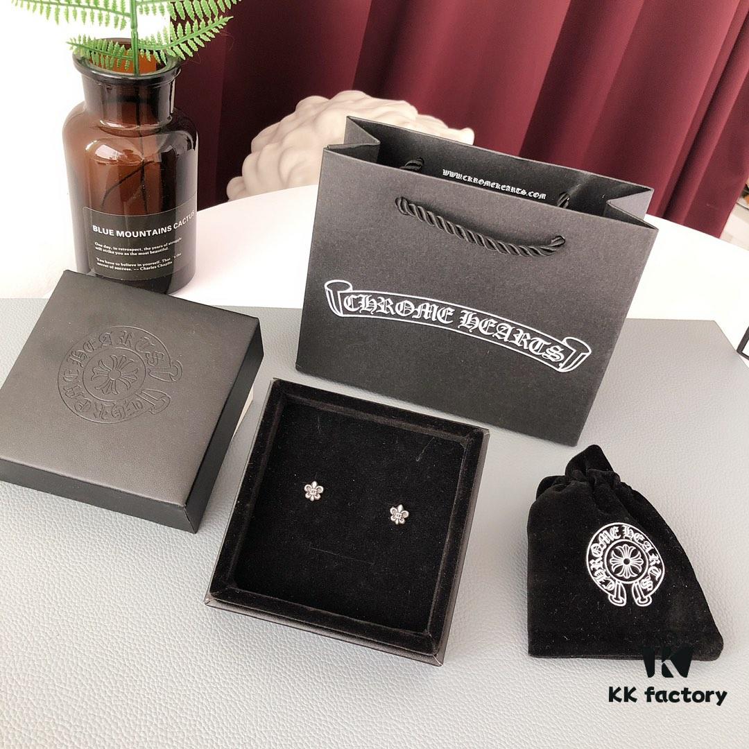 S925 Sterling Silver! Authentic Counter Ear Studs! Stylishly Casual When Paired with Chrome Hearts, the Cross Design Highlights Individuality, Perfect for Everyday Casual Wear. Looks Great as a Single Piece for Men Too! The Combination of Studs and Hoops Ensures Breathability!