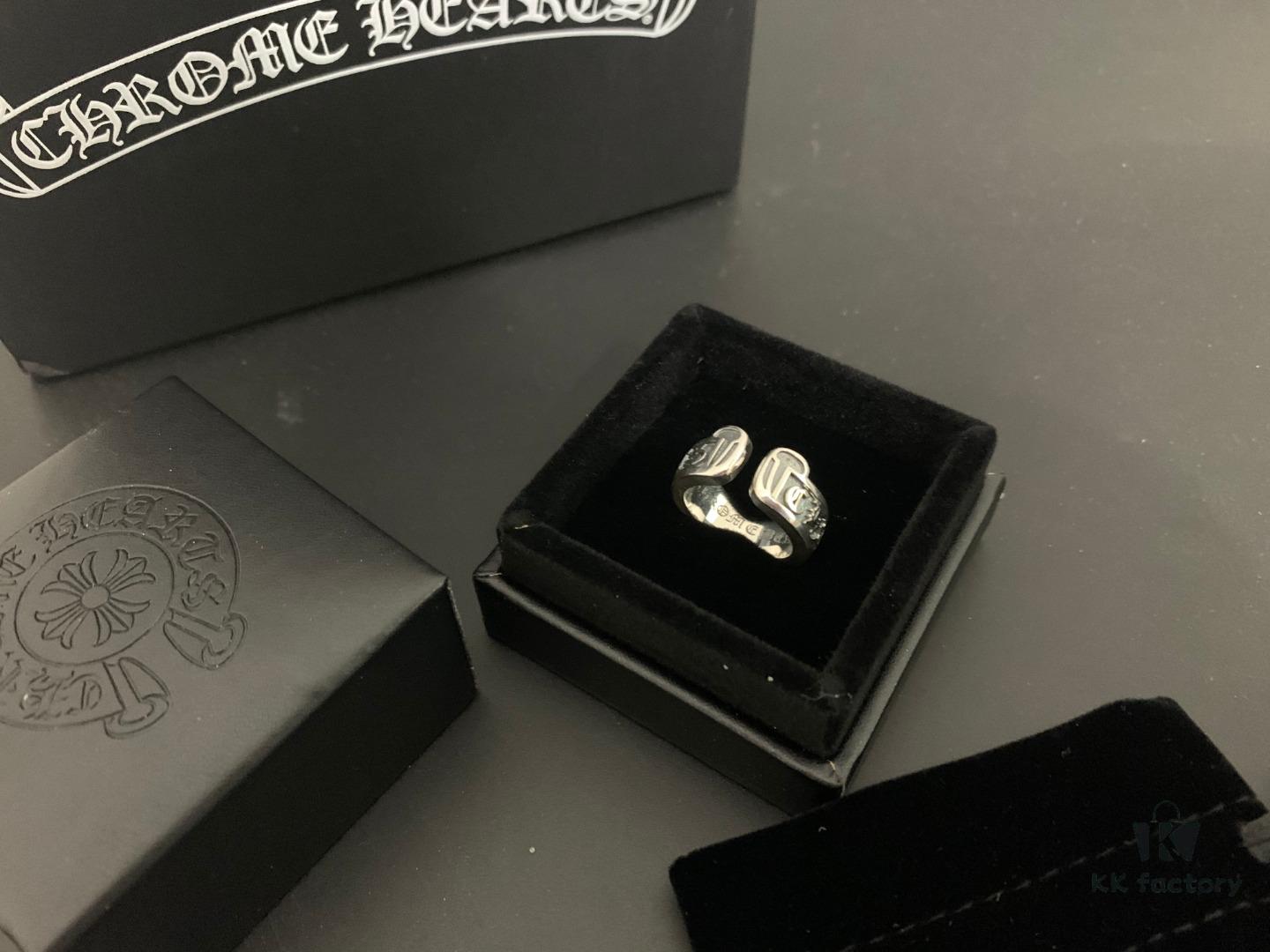 Chrome Hearts Unisex Ring with Eternal Scroll Letter Design