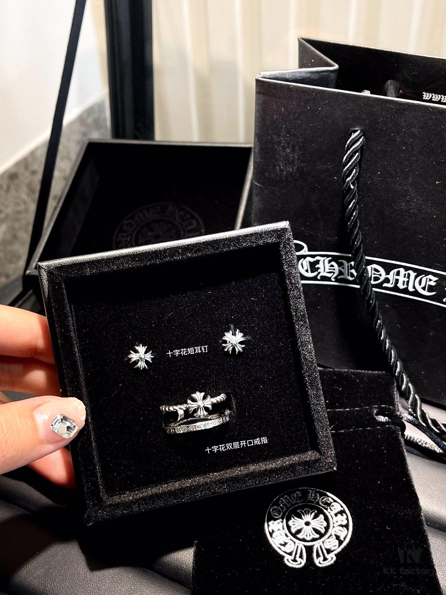 Earrings, 6 styles available: Scout Flower ⚜️ Cross Flower, each with unique characteristics!