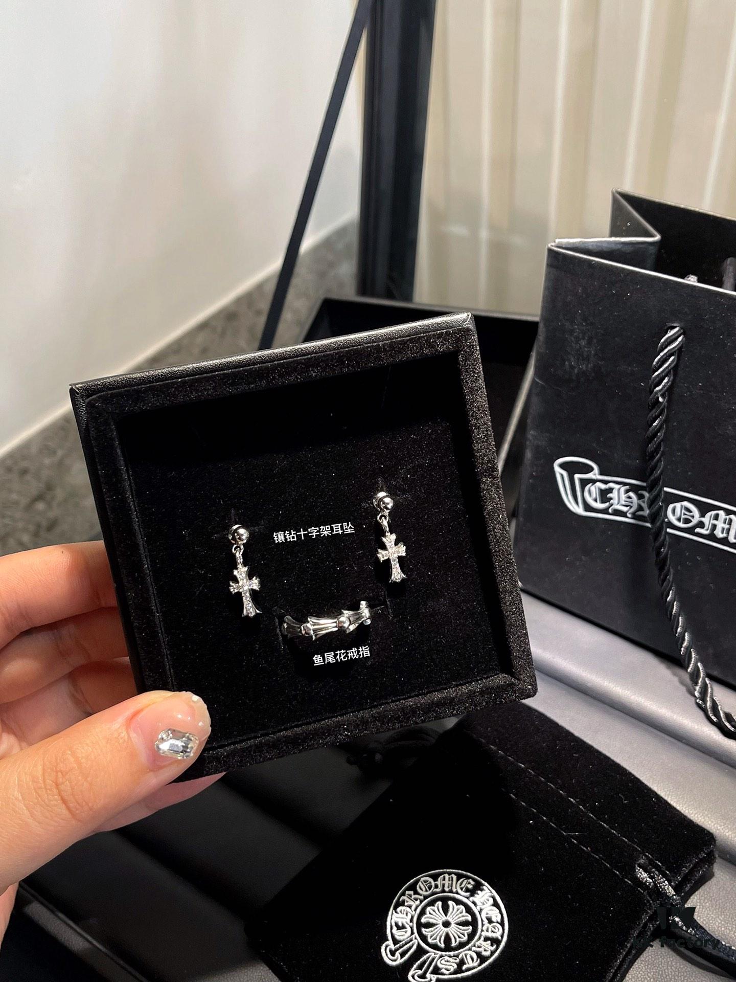 Earrings, 6 styles available: Scout Flower ⚜️ Cross Flower, each with unique characteristics!