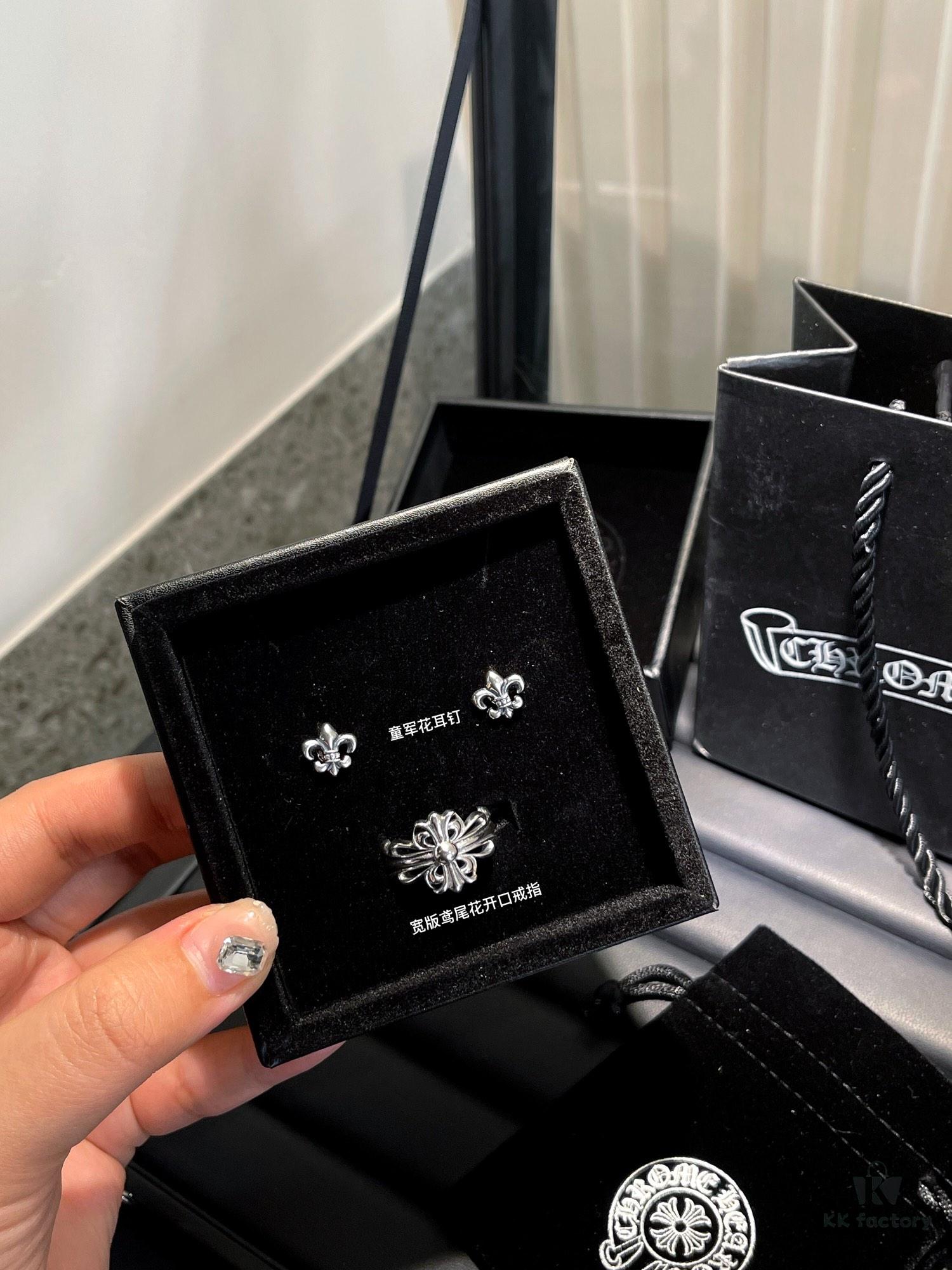 Earrings, 6 styles available: Scout Flower ⚜️ Cross Flower, each with unique characteristics!