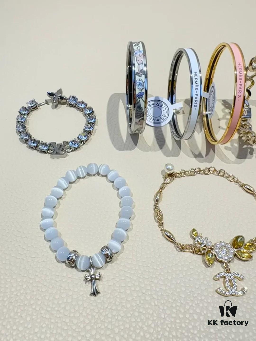 yyds Treasure Jewelry Chanel, Hermes, LV, West Grandma 👀 Chanel Wheat Bracelet, Double C Hollow Bracelet!!! Hermes Rabbit 🐰 Bracelet Infinite Rebuying Version LV Full Diamond Bracelet Asked for b Times Saturn Pearl Bracelet from West Grandma a Must-Have for All Girls Crocs Heart Cat's Eye Stone Bracelet Top Level