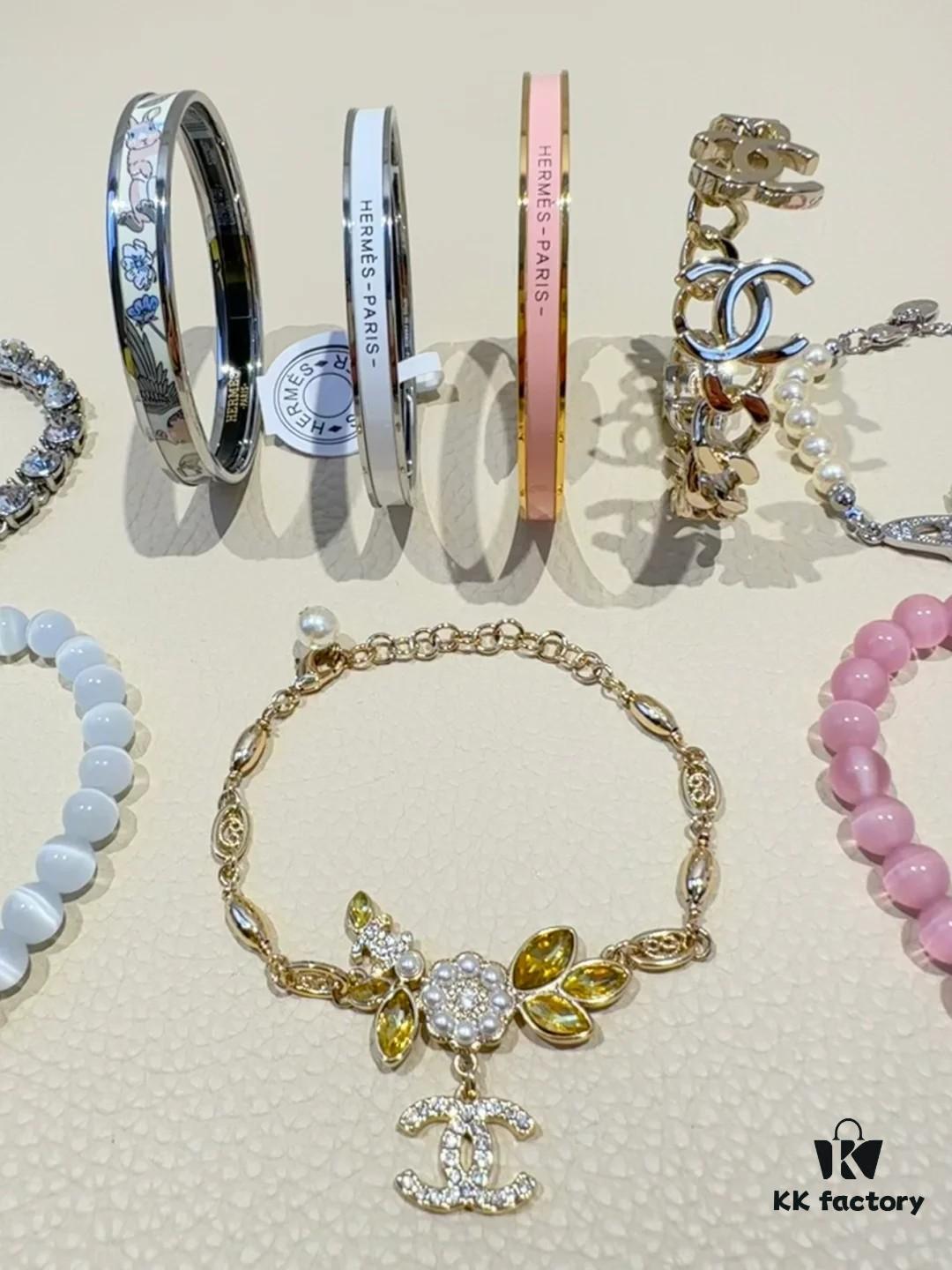 yyds Treasure Jewelry Chanel, Hermes, LV, West Grandma 👀 Chanel Wheat Bracelet, Double C Hollow Bracelet!!! Hermes Rabbit 🐰 Bracelet Infinite Rebuying Version LV Full Diamond Bracelet Asked for b Times Saturn Pearl Bracelet from West Grandma a Must-Have for All Girls Crocs Heart Cat's Eye Stone Bracelet Top Level