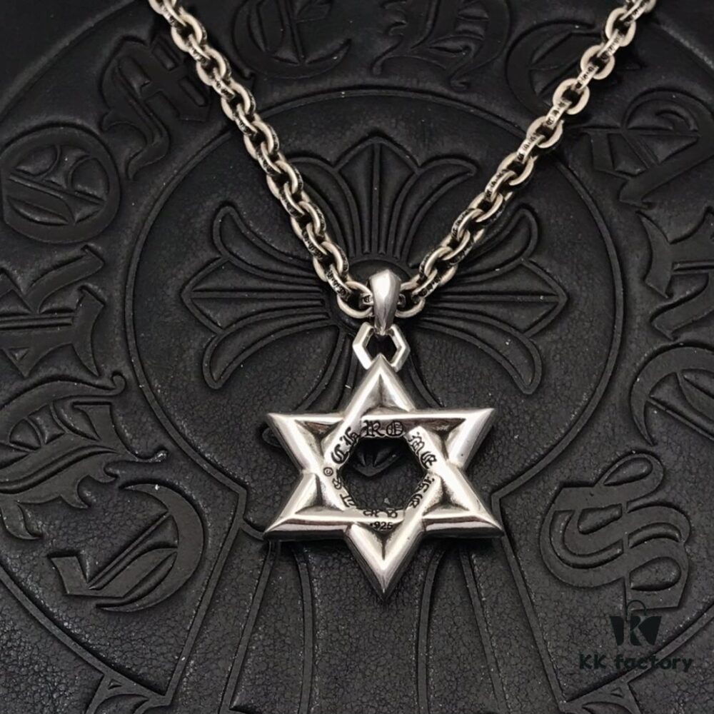 High-Version Chrome Hearts Large Six-Pointed Star Pendant Necklace, Worn by Numerous Celebrities, Gradual Size Transition from Small to Large at Every Angle, Precise Details, Original Handwritten Engraving, Paired with Letter Chain, Adjustable Length 50-70cm Available