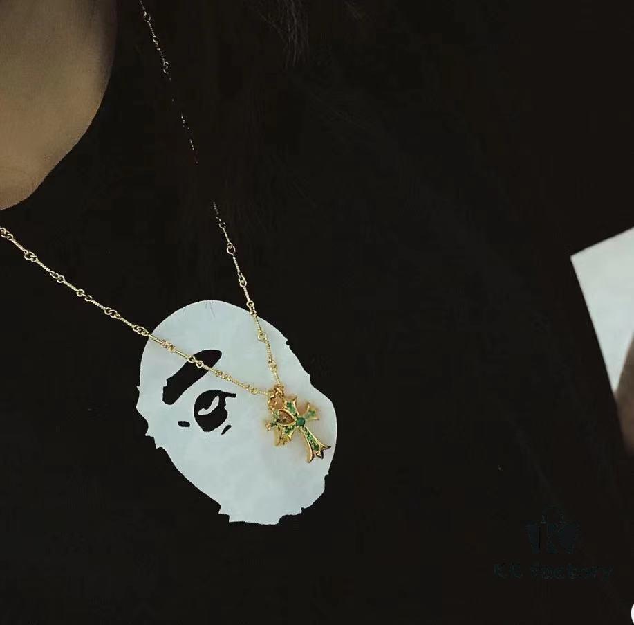 High-Version Chrome Hearts Green Diamond Double Cross Necklace, Thick 22K Gold Plated, Distinct from Common 18K Gold Tone, 22K Offers a Rich Color Close to Pure Gold, One Necklace with Four Adjustable Chains, The Pinnacle of Cross Necklaces, A Timeless Classic