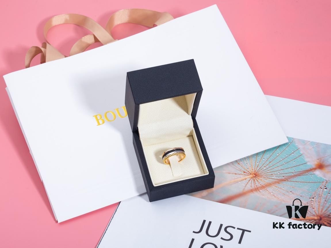 Quatre White Series Ring, Radiant and Brilliant, Showcasing the Brand's Iconic Luster