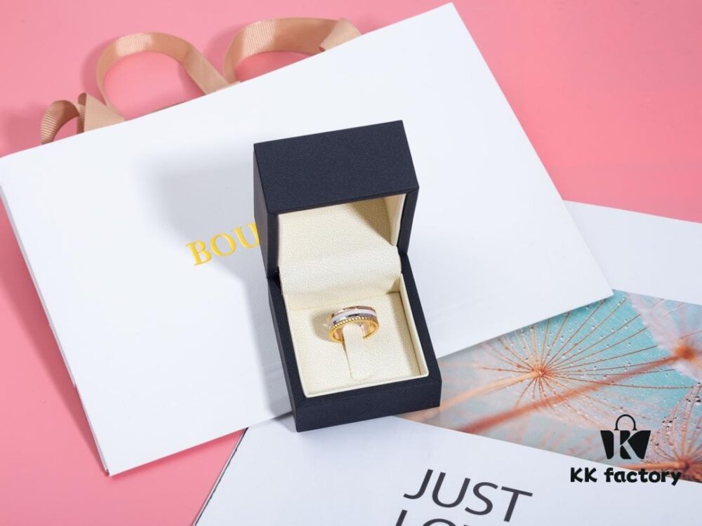 Quatre White Series Ring, brilliantly showcasing the radiant brilliance of the brand's collection. This piece combines ceramic material with mirror inlay technology, enhancing the sparkle of diamonds. Exquisitely elegant and feather-light, it adds luminous charm to minimalist styles or all-black ensembles, perfect for versatile styling.