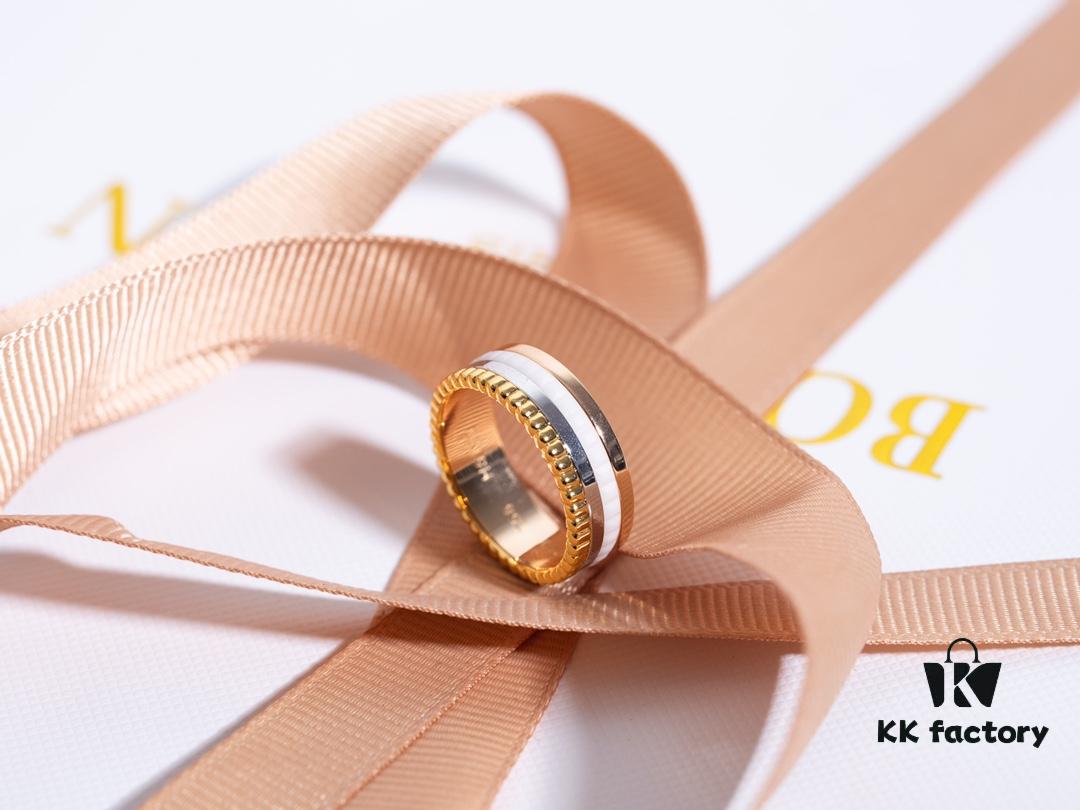 Quatre White Series Ring, brilliantly showcasing the radiant brilliance of the brand's collection. This piece combines ceramic material with mirror inlay technology, enhancing the sparkle of diamonds. Exquisitely elegant and feather-light, it adds luminous charm to minimalist styles or all-black ensembles, perfect for versatile styling.