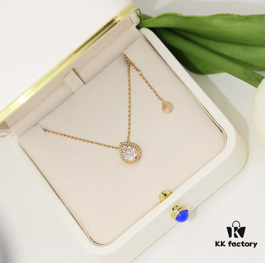 Boucheron Goutte de Rose Necklace 💧 SERPENT BOHÈME Necklace. Classic and modern, featuring a teardrop-shaped pendant embellished with pave diamonds, surrounded by delicate yellow gold beads, embodying contemporary aesthetics. Thick gold plating, logo-engraved Boucheron necklace, adjustable length 45cm for a stunning fit 👼