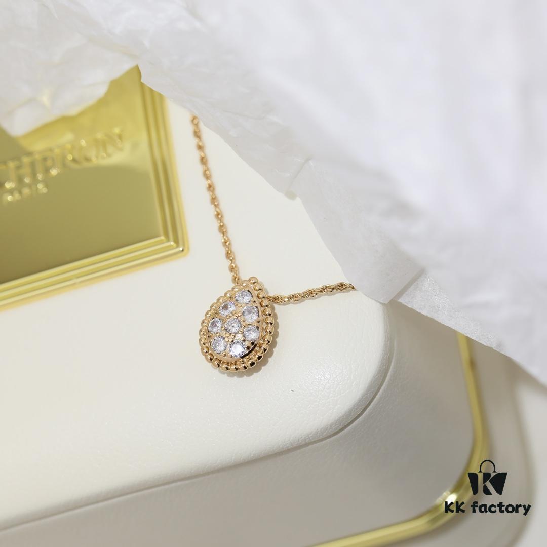 Boucheron Goutte de Rose Necklace 💧 SERPENT BOHÈME Necklace. Classic and modern, featuring a teardrop-shaped pendant embellished with pave diamonds, surrounded by delicate yellow gold beads, embodying contemporary aesthetics. Thick gold plating, logo-engraved Boucheron necklace, adjustable length 45cm for a stunning fit 👼