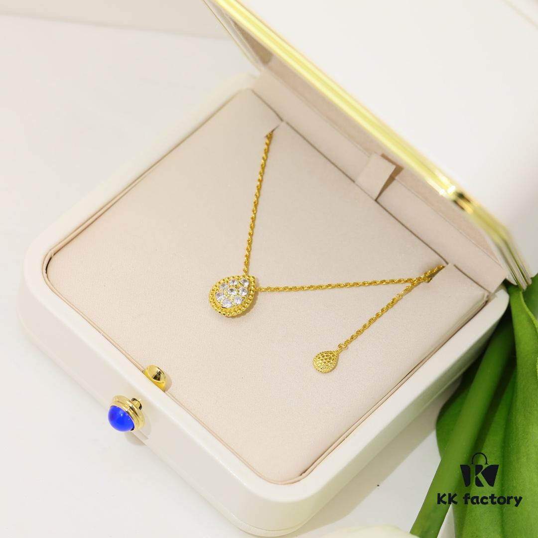 Boucheron Goutte de Rose Necklace 💧 SERPENT BOHÈME Necklace. Classic and modern, featuring a teardrop-shaped pendant embellished with pave diamonds, surrounded by delicate yellow gold beads, embodying contemporary aesthetics. Thick gold plating, logo-engraved Boucheron necklace, adjustable length 45cm for a stunning fit 👼