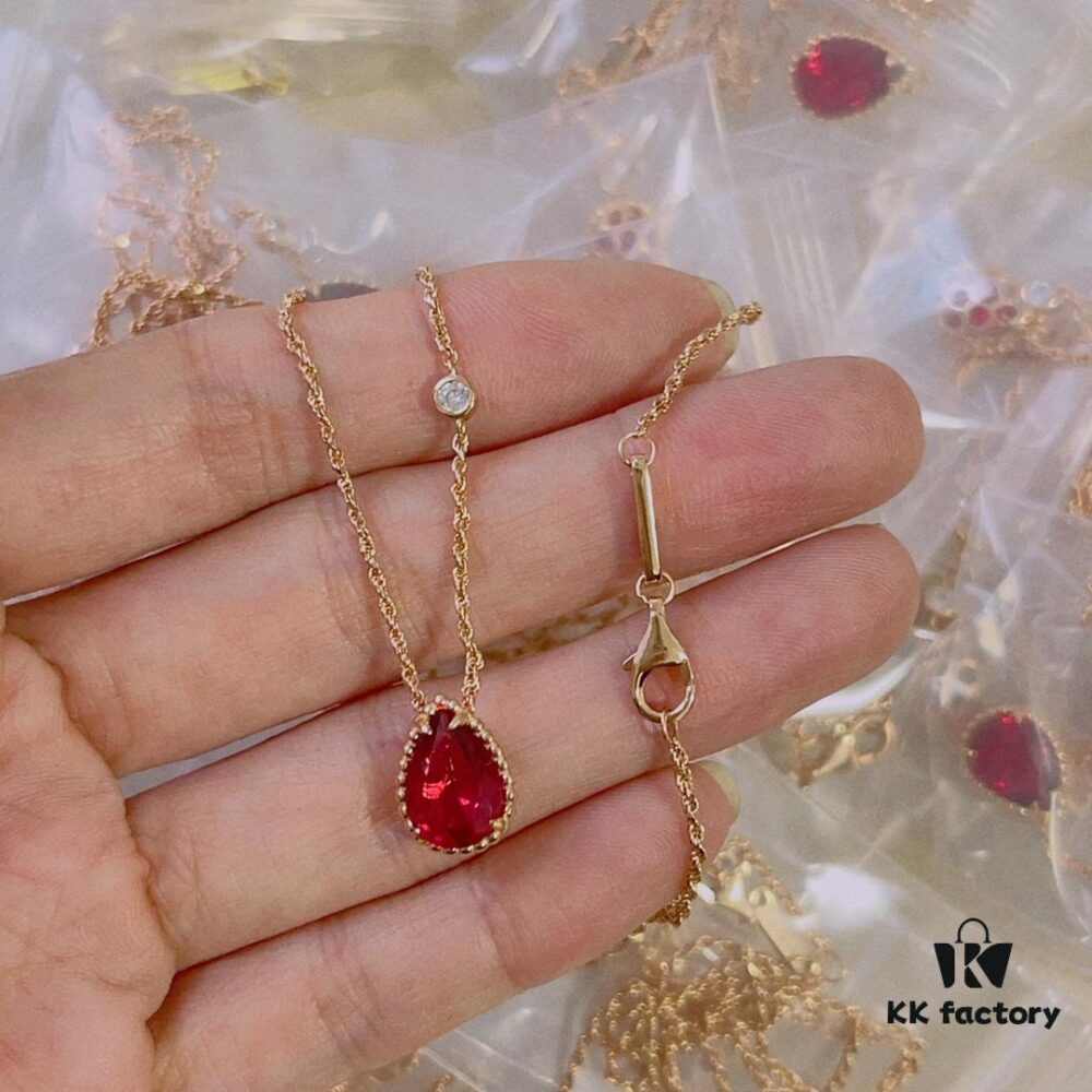 Boucheron Goutte de Roi Necklace 💧 SERPENT BOHÈME Collection. Classic and modern design featuring a teardrop-shaped motif embellished with pave diamonds, aligning perfectly with contemporary aesthetics. Thick gold plating, signature logo, adjustable chain for a beautiful fit at 45cm length 👼】Mini teardrop necklace. Brand story: the teardrop symbolizes 'for the one you love most.'