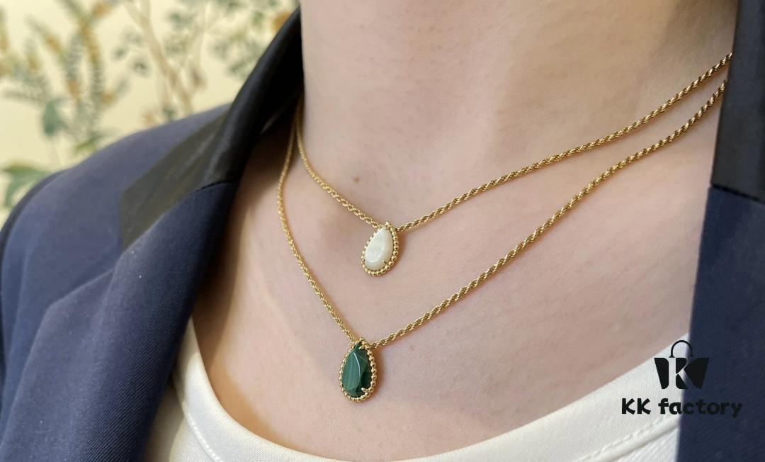 Boucheron Goutte Necklace 💧 SERPENT BOHÈME Necklace. Classic and modern, featuring a teardrop-shaped design embellished with diamonds, surrounded by delicate yellow gold pearls, embodying contemporary aesthetics. Logo-engraved Boucheron necklace, adjustable length of 45cm for a stunning fit. 👼【Large Teardrop Necklace】 Brand Story: The teardrop symbolizes giving to the one you love most.