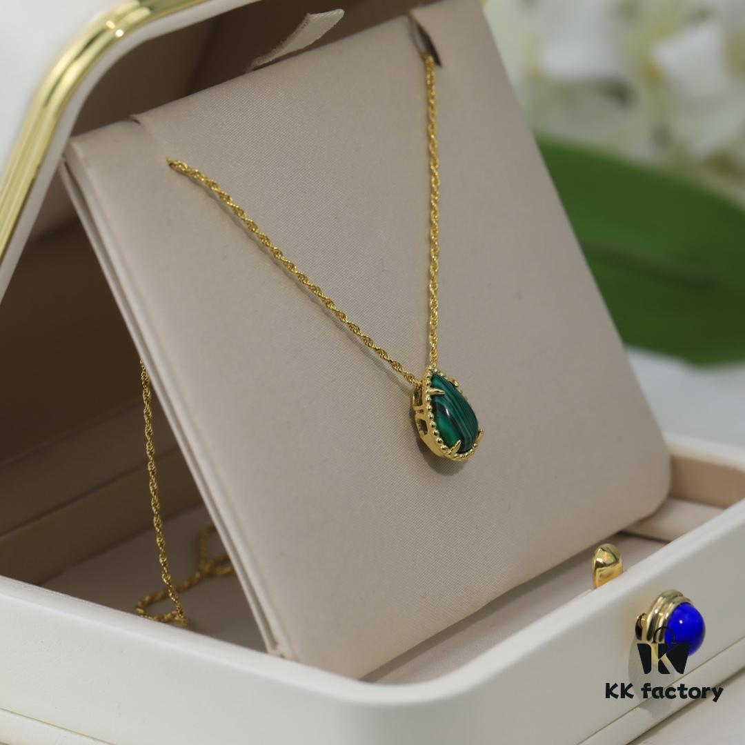 Boucheron Goutte Necklace 💧 SERPENT BOHÈME Necklace. Classic and modern, featuring a teardrop-shaped design embellished with diamonds, surrounded by delicate yellow gold pearls, embodying contemporary aesthetics. Logo-engraved Boucheron necklace, adjustable length of 45cm for a stunning fit. 👼【Large Teardrop Necklace】 Brand Story: The teardrop symbolizes giving to the one you love most.