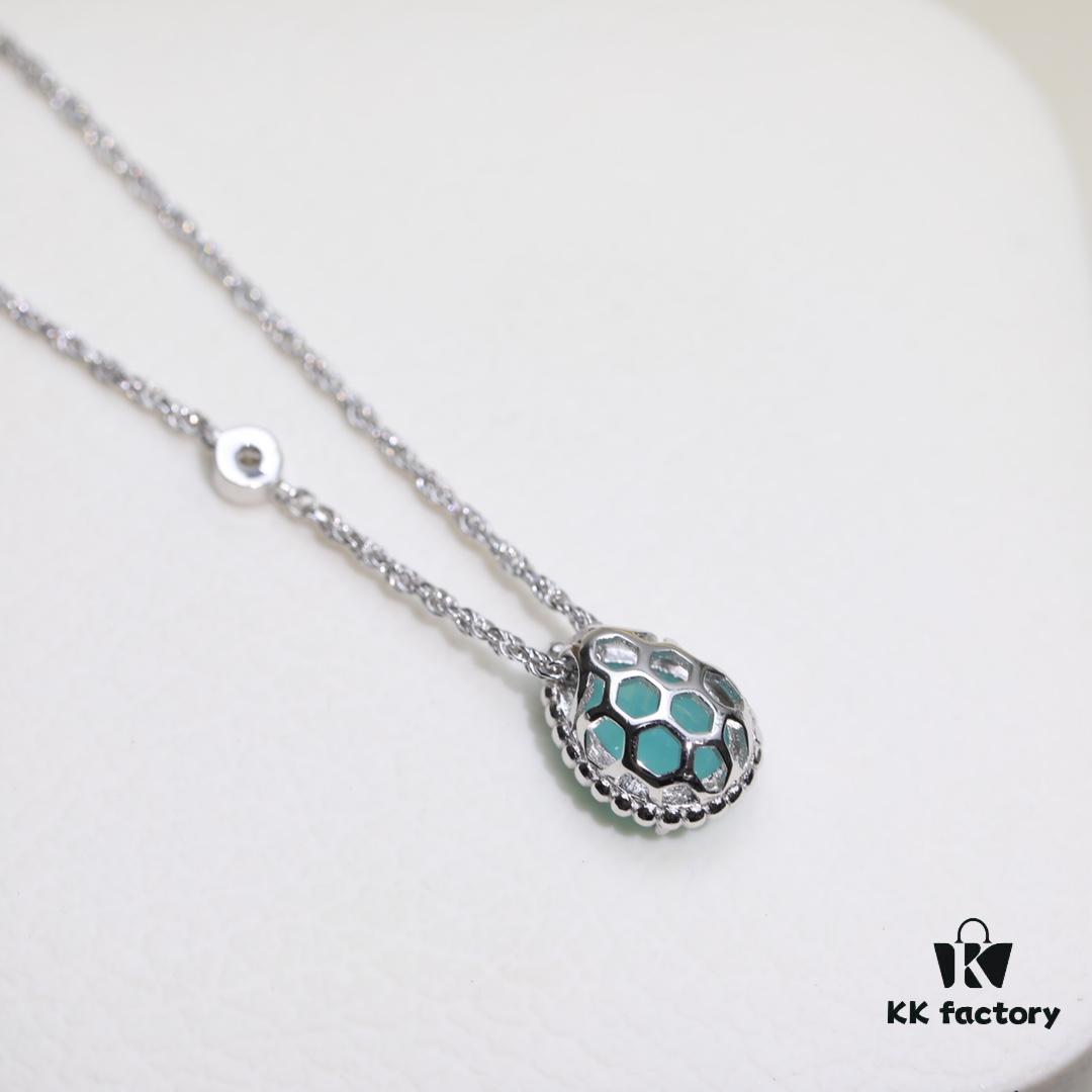 Boucheron Goutte de Ressac Necklace 💧 SERPENT BOHÈME Collection. Timeless and modern, featuring a droplet-shaped design embellished with pave diamonds, perfectly aligned with contemporary aesthetics. Logo-engraved Boucheron necklace, 45cm length with adjustable chain for an elegant fit 👼. Petite droplet necklace. Brand story: the water droplet symbolizes 'For the one I love most.'