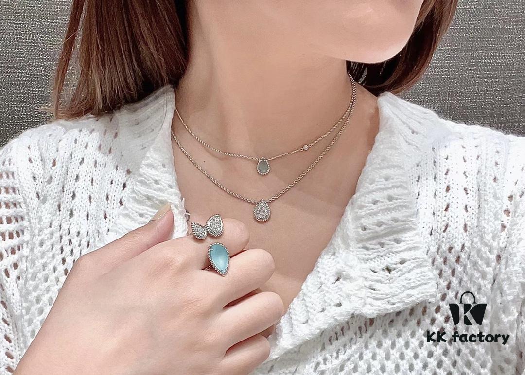 Boucheron Goutte de Ressac Necklace 💧 SERPENT BOHÈME Collection. Timeless and modern, featuring a droplet-shaped design embellished with pave diamonds, perfectly aligned with contemporary aesthetics. Logo-engraved Boucheron necklace, 45cm length with adjustable chain for an elegant fit 👼. Petite droplet necklace. Brand story: the water droplet symbolizes 'For the one I love most.'