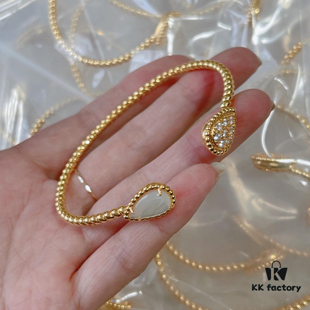 Boucheron Goutte Bracelet 💧 SERPENT BOHÈME Classic and Modern, Diamond-Set Water Drop Design with Delicate Yellow Gold Pearl Surround, Thick Gold Plating, Logo-Embellished Boucheron Bracelet, Elegant Simplicity in a Timeless Water Drop Shape, Exquisite Wearability 👼】The Water Drop Collection Symbolizes Love for the Dearest One