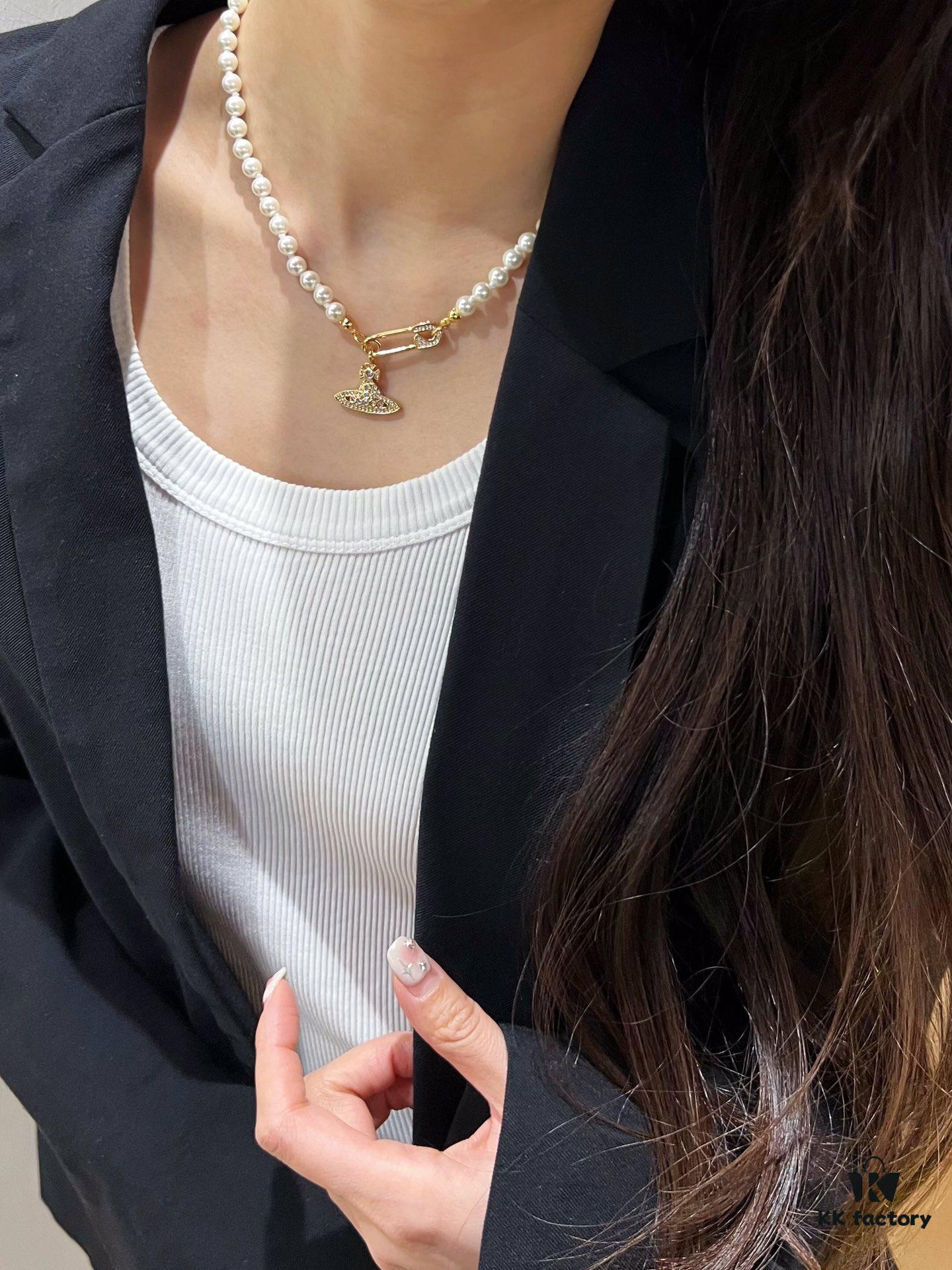 Each piece is very exquisite, wearing them together creates a wonderful atmosphere!