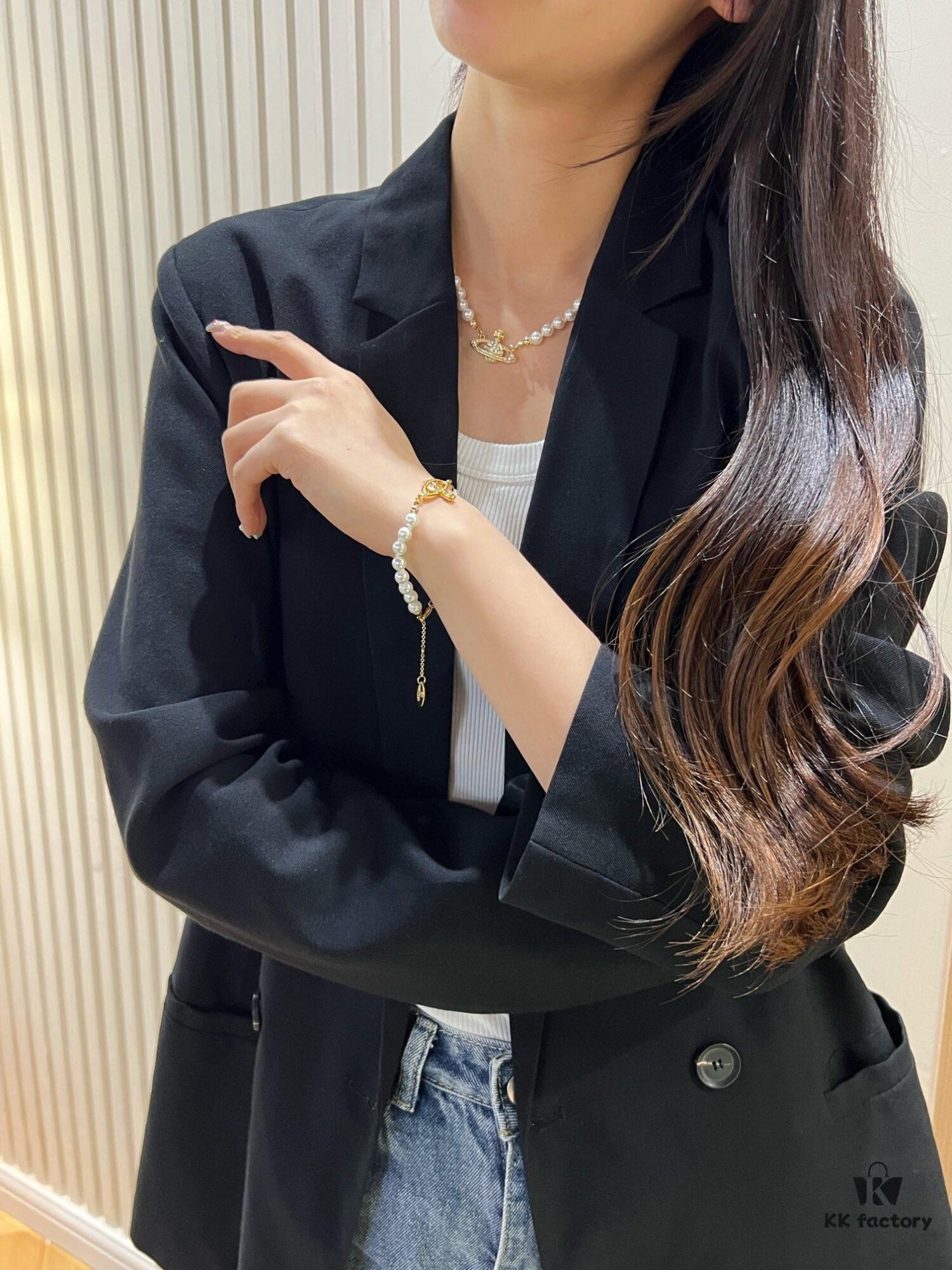 Each piece is very exquisite, wearing them together creates a wonderful atmosphere!