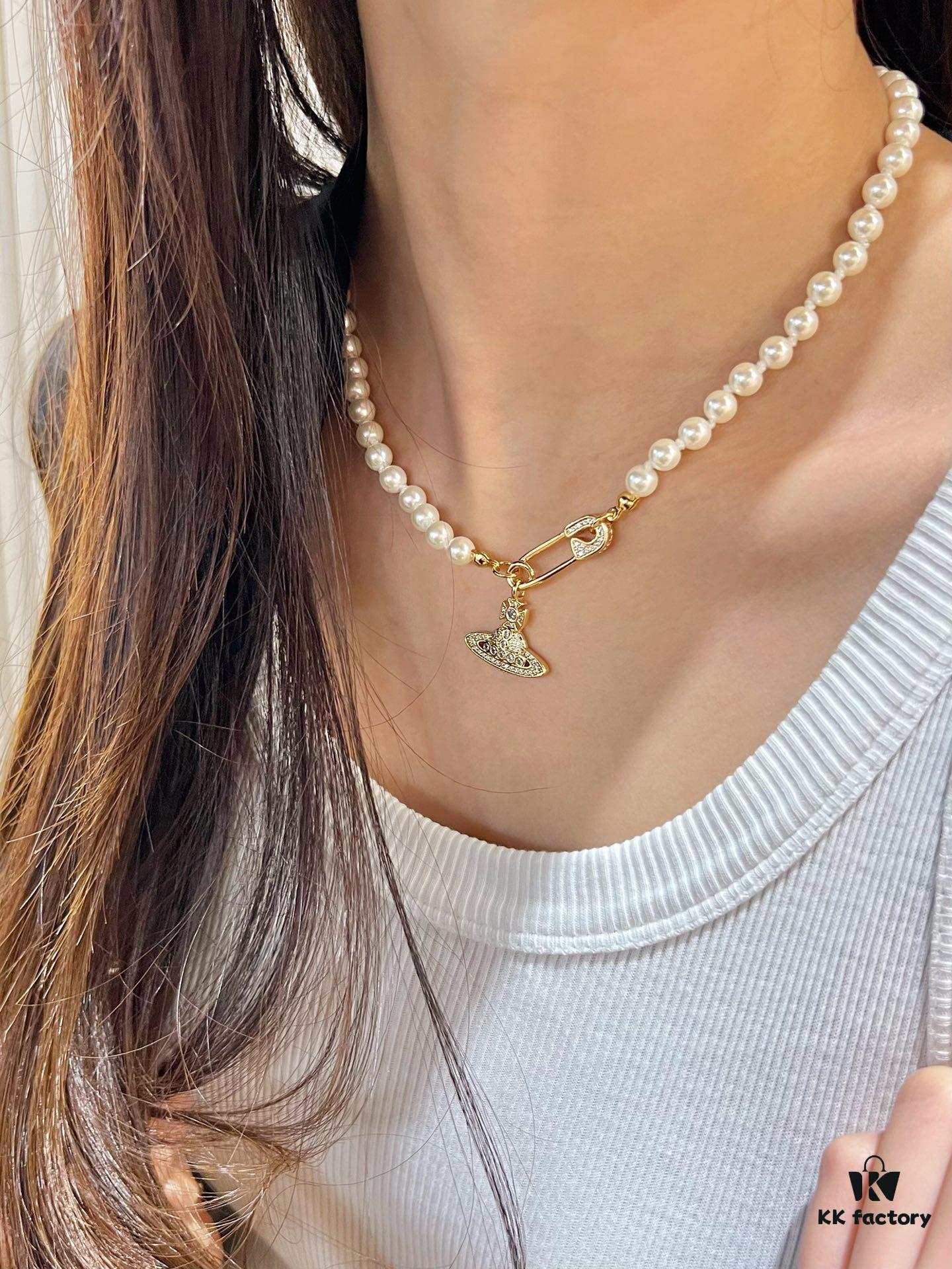 Each piece is very exquisite, wearing them together creates a wonderful atmosphere!