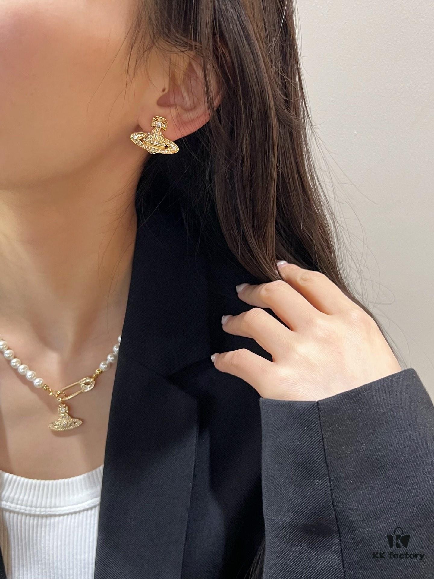 Each piece is very exquisite, wearing them together creates a wonderful atmosphere!