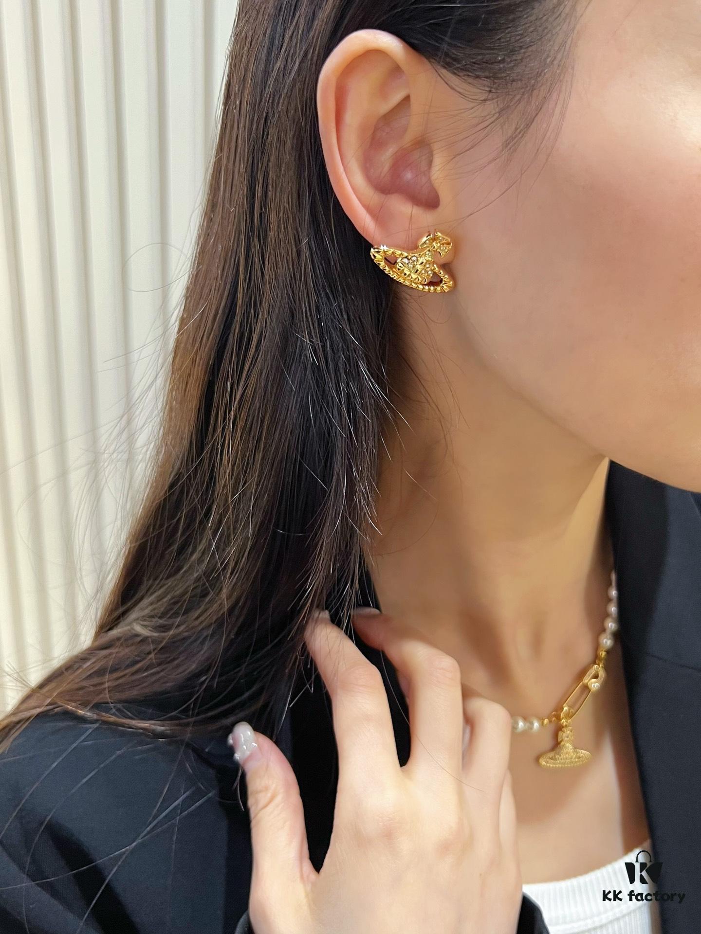 Each piece is very exquisite, wearing them together creates a wonderful atmosphere!