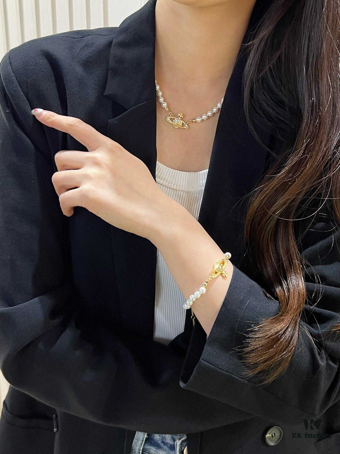 Each piece is very exquisite, wearing them together creates a wonderful atmosphere!