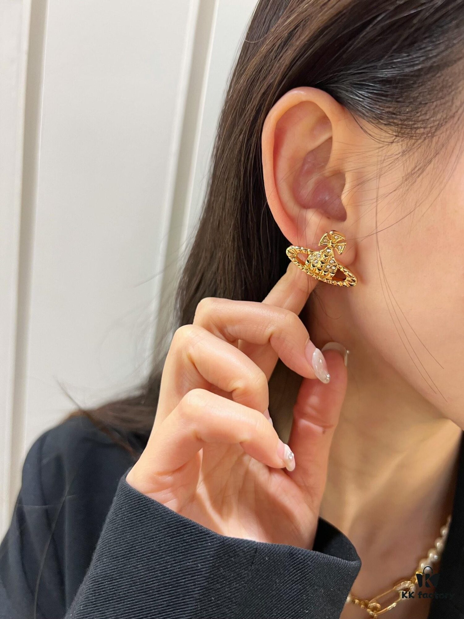 Each piece is very exquisite, wearing them together creates a wonderful atmosphere!