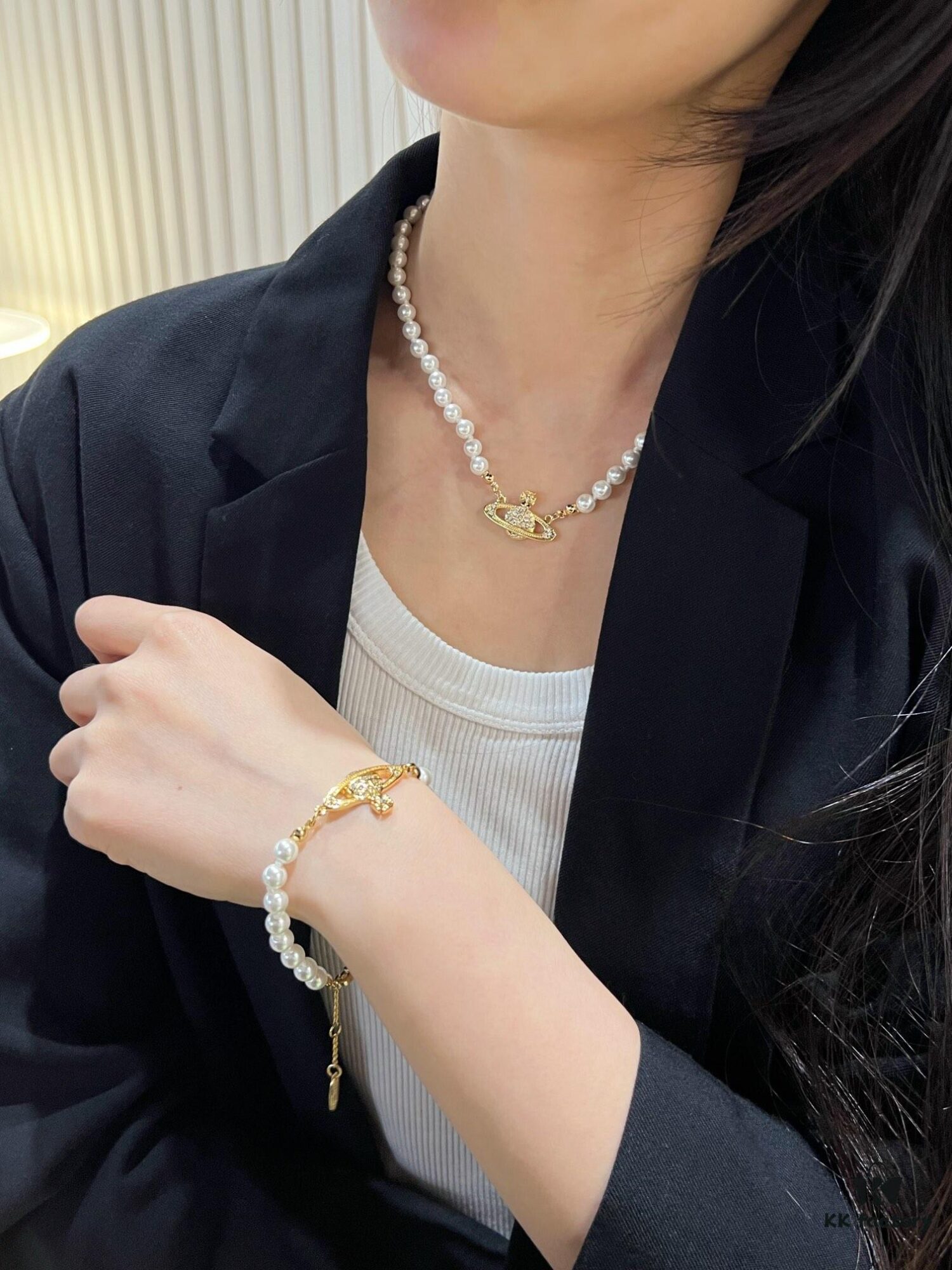 Each piece is very exquisite, wearing them together creates a wonderful atmosphere!