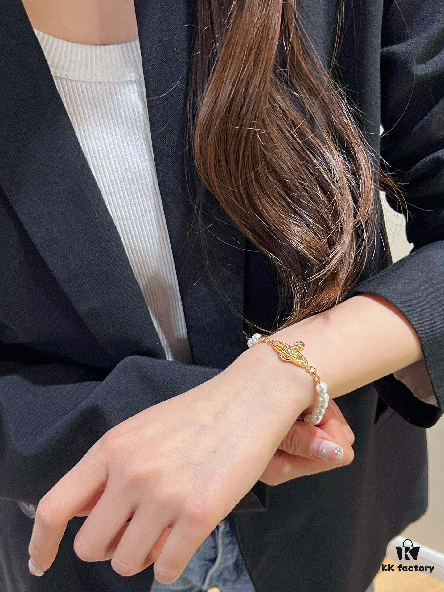 Each piece is very exquisite, wearing them together creates a wonderful atmosphere!