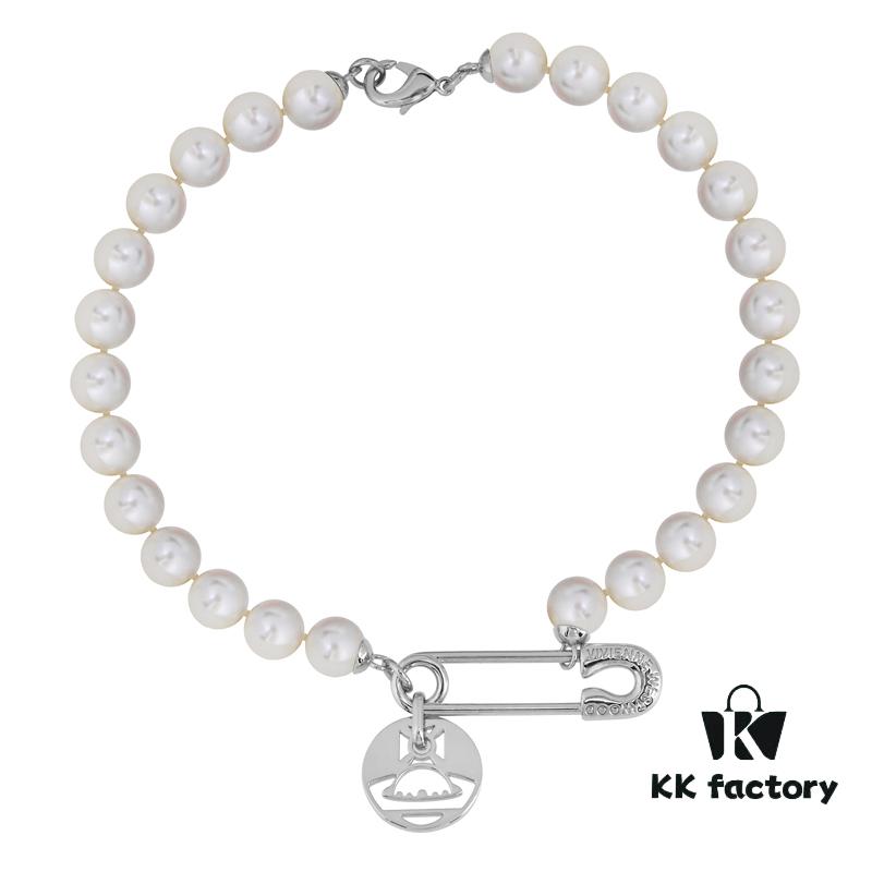 West Queen Brooch Round Plate Large Pearl Necklace - Silver