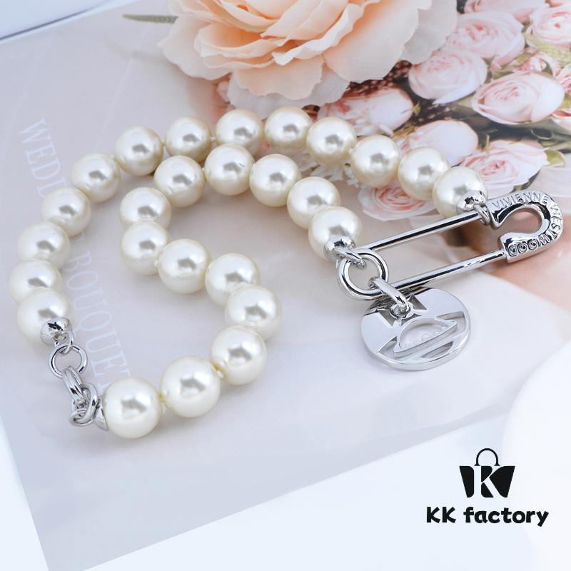 West Queen Brooch Round Plate Large Pearl Necklace - Silver