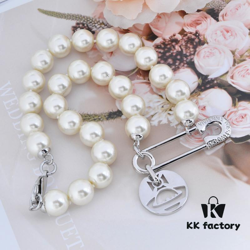 West Queen Brooch Round Plate Large Pearl Necklace - Silver