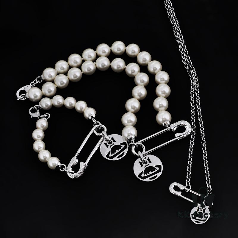 West Queen Pin Round Plate - Pearl Bracelet - Silver