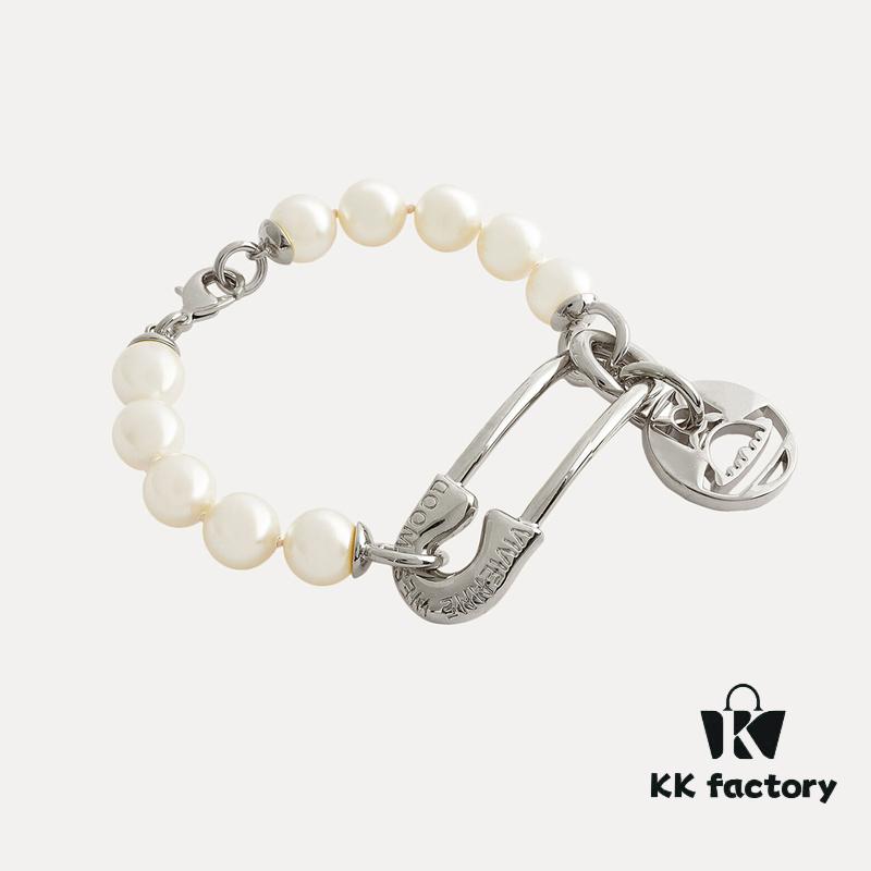 West Queen Pin Round Plate - Pearl Bracelet - Silver