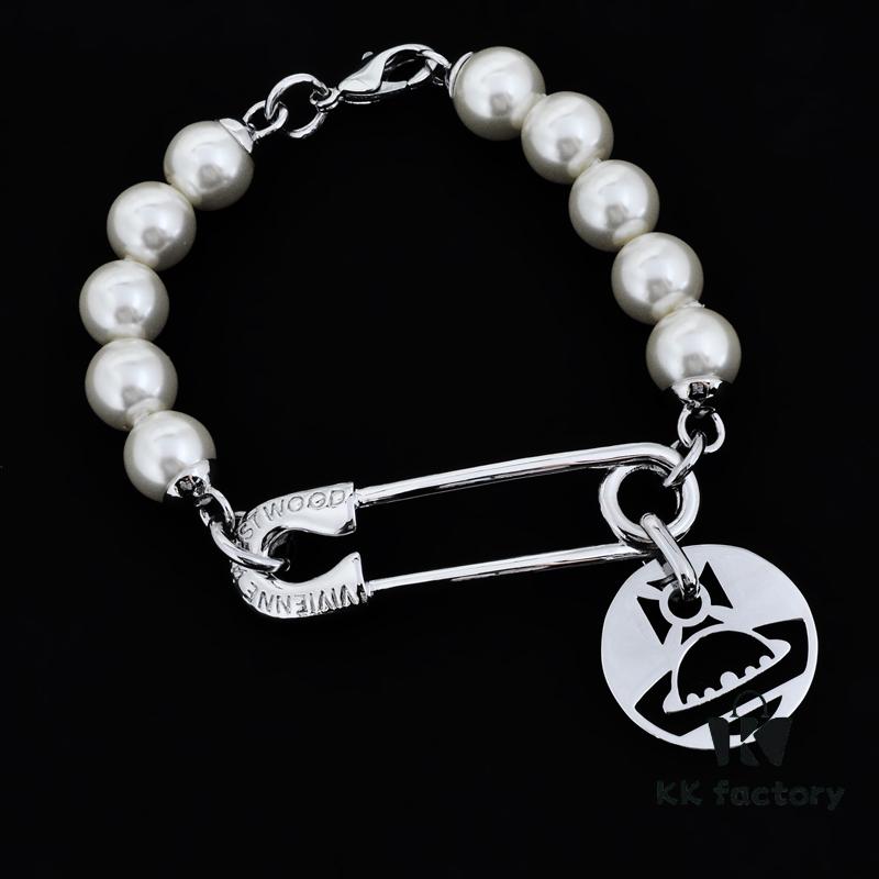 West Queen Pin Round Plate - Pearl Bracelet - Silver