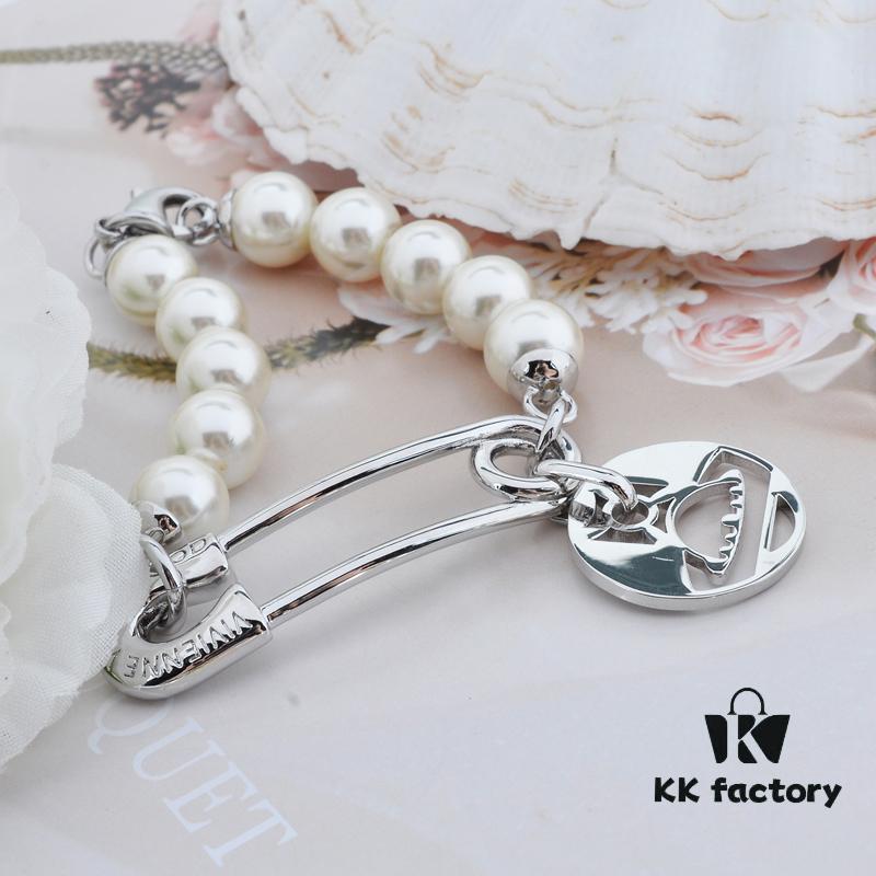 West Queen Pin Round Plate - Pearl Bracelet - Silver