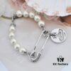 West Queen Pin Round Plate - Pearl Bracelet - Silver