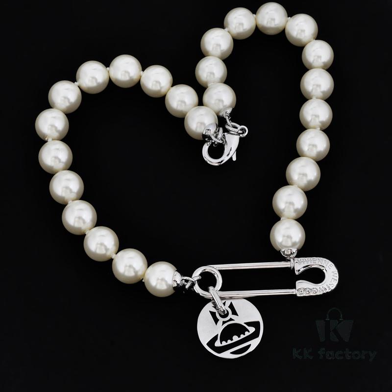 West Queen Brooch Round Plate Large Pearl Necklace - Silver