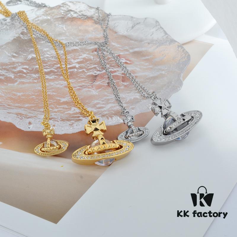 West Queen Rivet Glass Bead - Half-Face Necklace - Large Silver