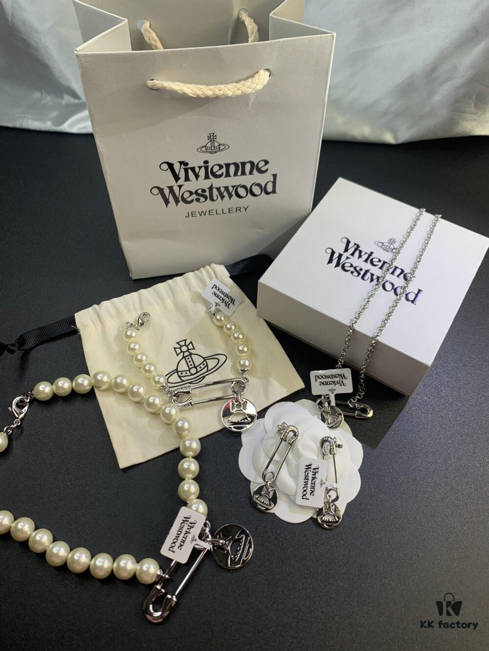 Vivienne Westwood Pin and Round Plaque Set Series, In-Stock Real Shot