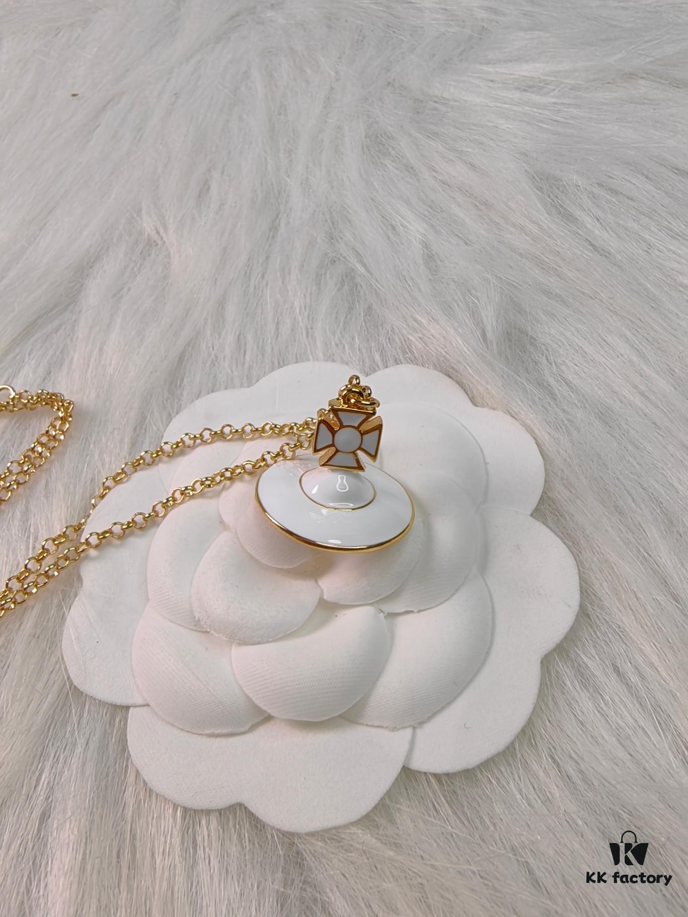 West Queen 3D White Resin Necklace and Earrings