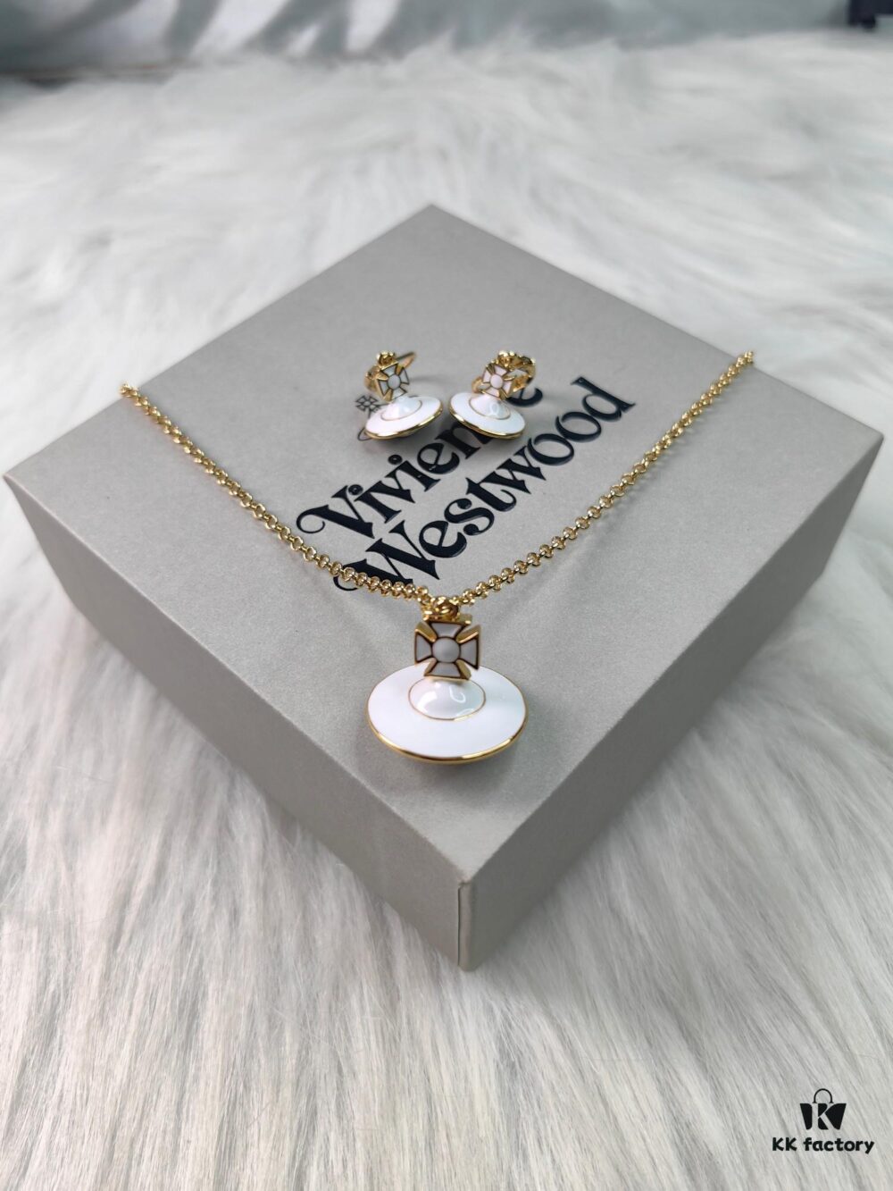 West Queen 3D White Resin Necklace and Earrings