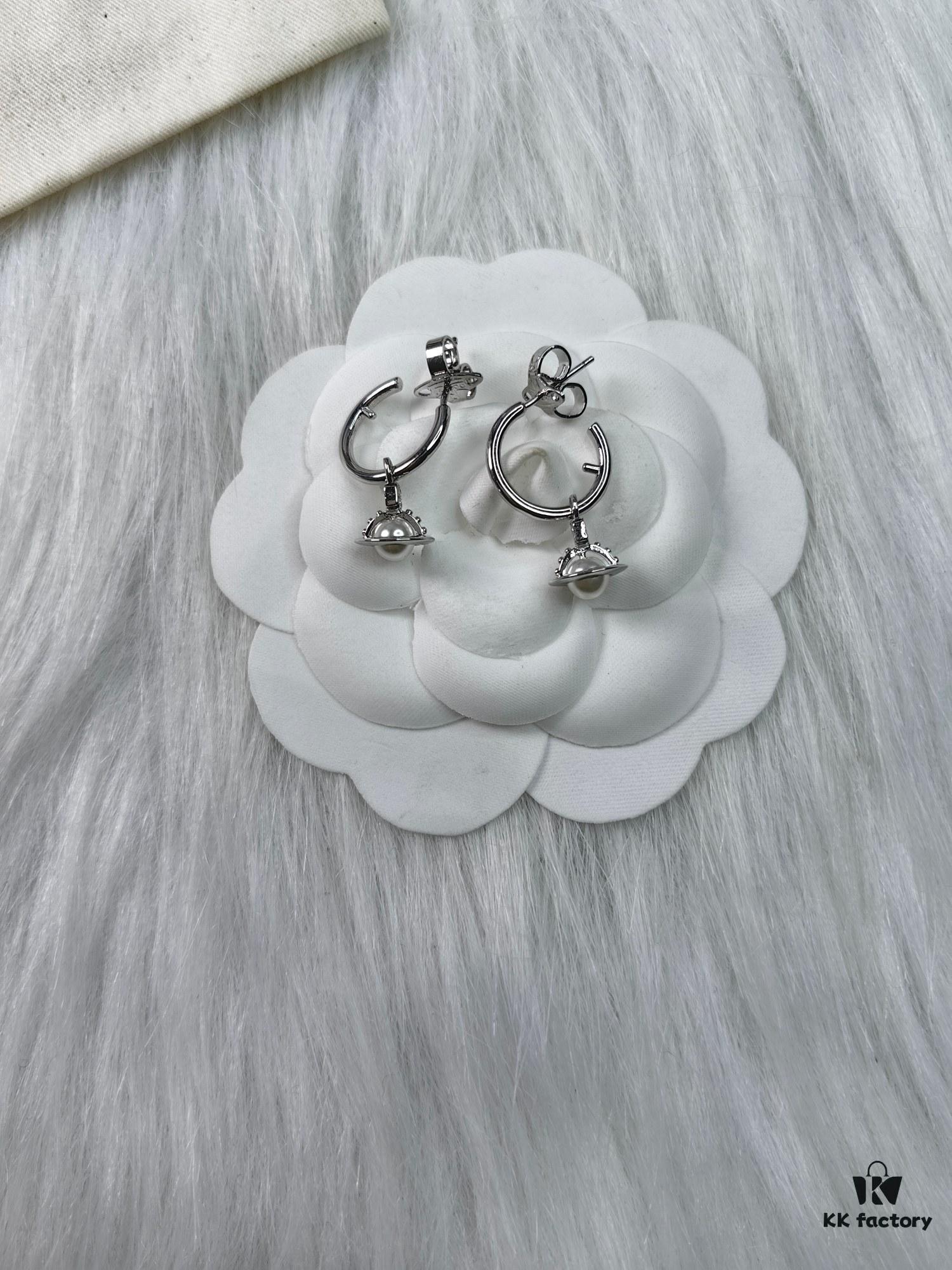 West Queen Mini Pearl Earrings