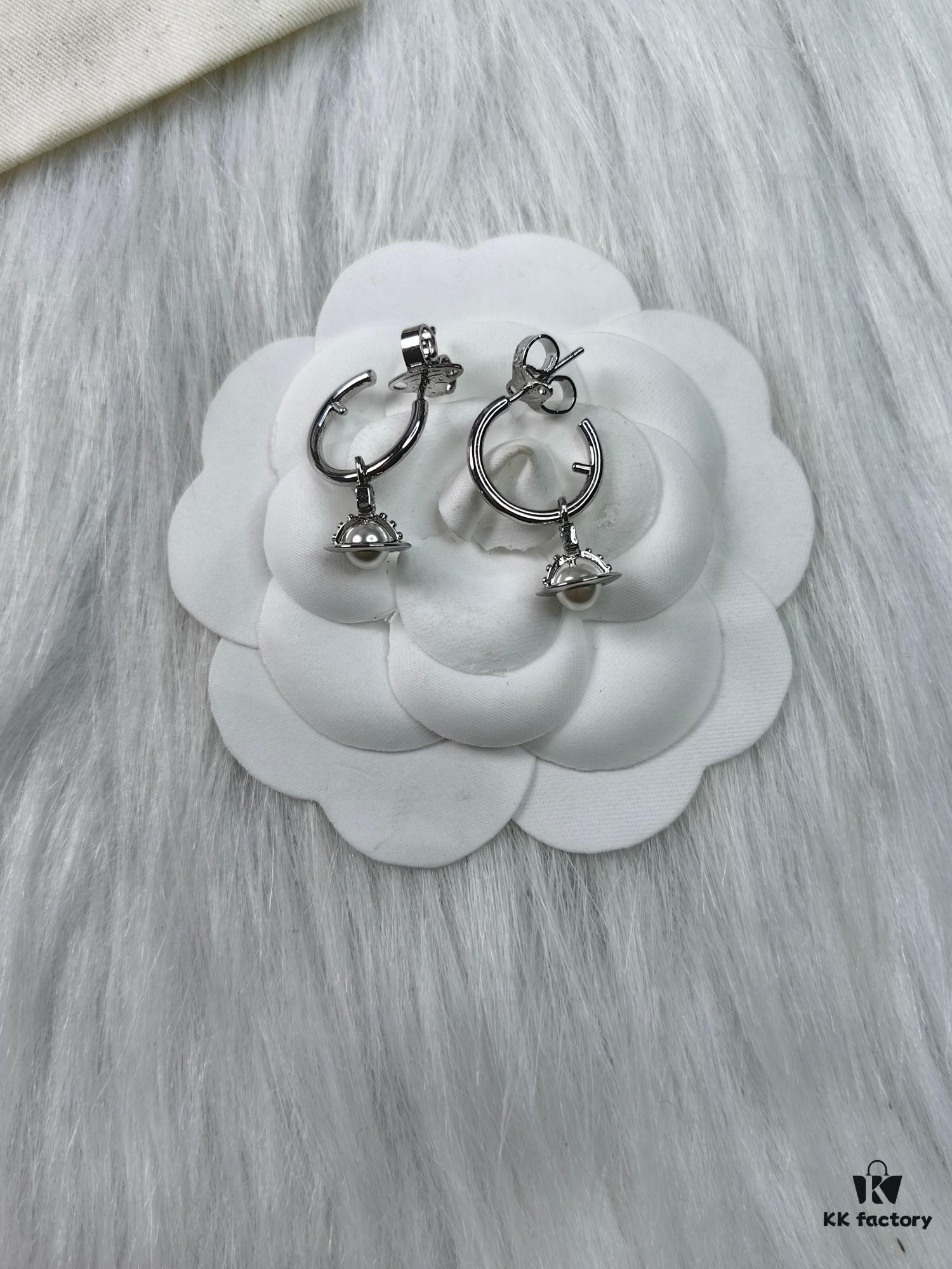 West Queen Mini Pearl Earrings