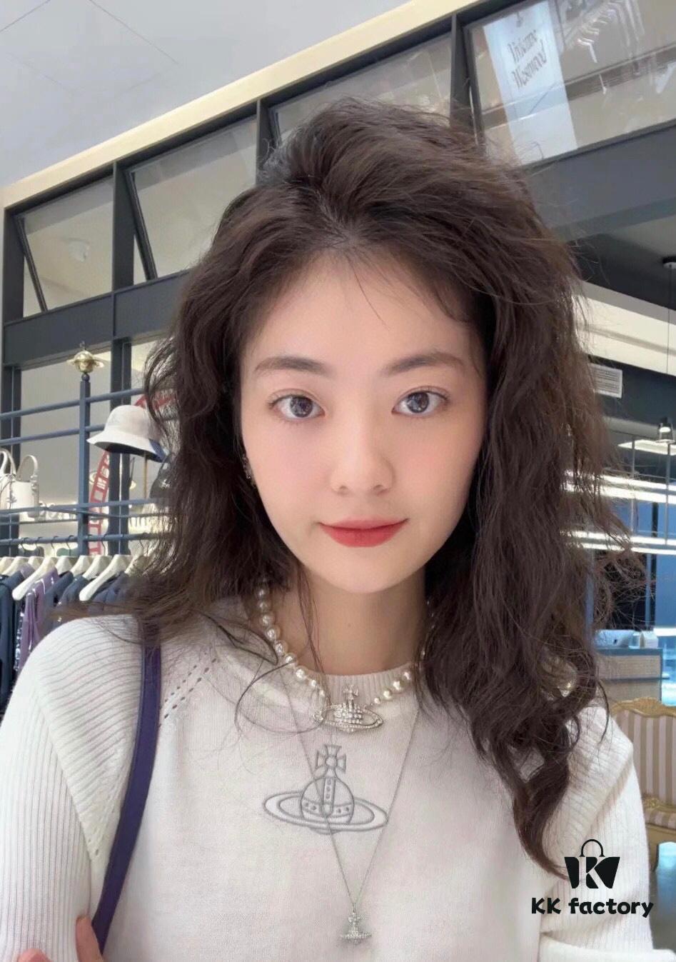 Vivienne Westwood Saturn Pearl Necklace - Medium Size, Rhinestone-Embellished Crown Pendant with Elegant Shine