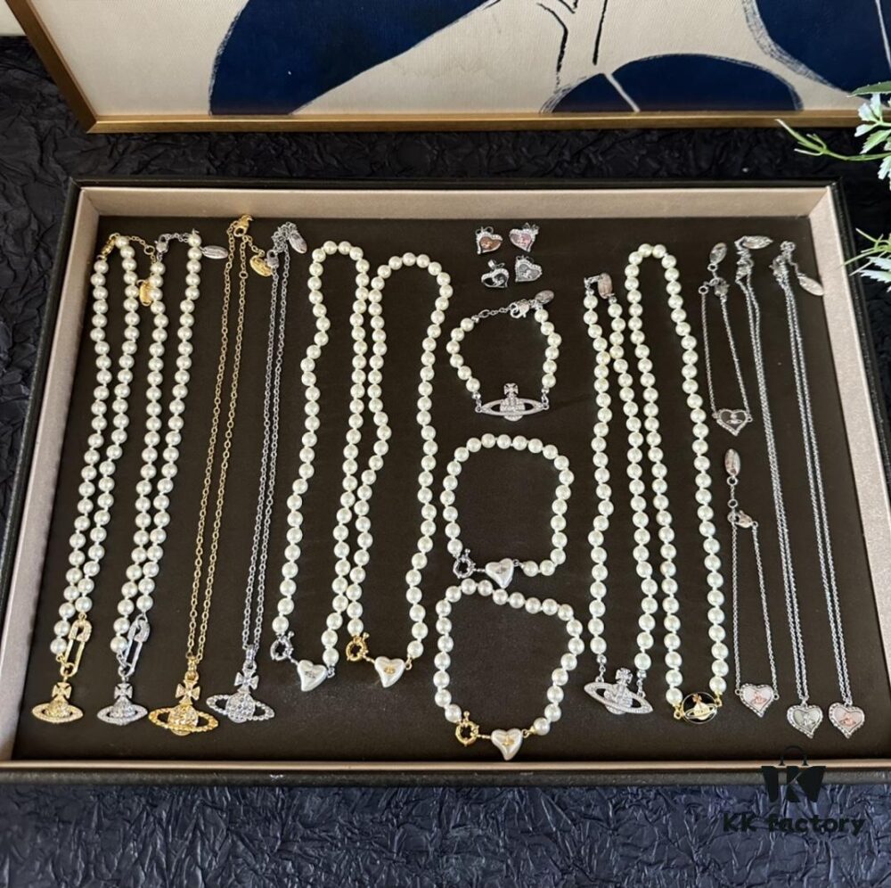 Vivienne Westwood New Collection Series 😍😍