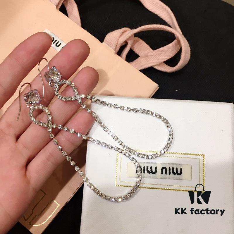 Miu Miu Beautiful Figure-8 Ear Hook, Xiaxia's Same Style, Original LG Version, Elegant for Banquet, Vacation, Date, and Evening Wear, Classic and Popular Fashion Design