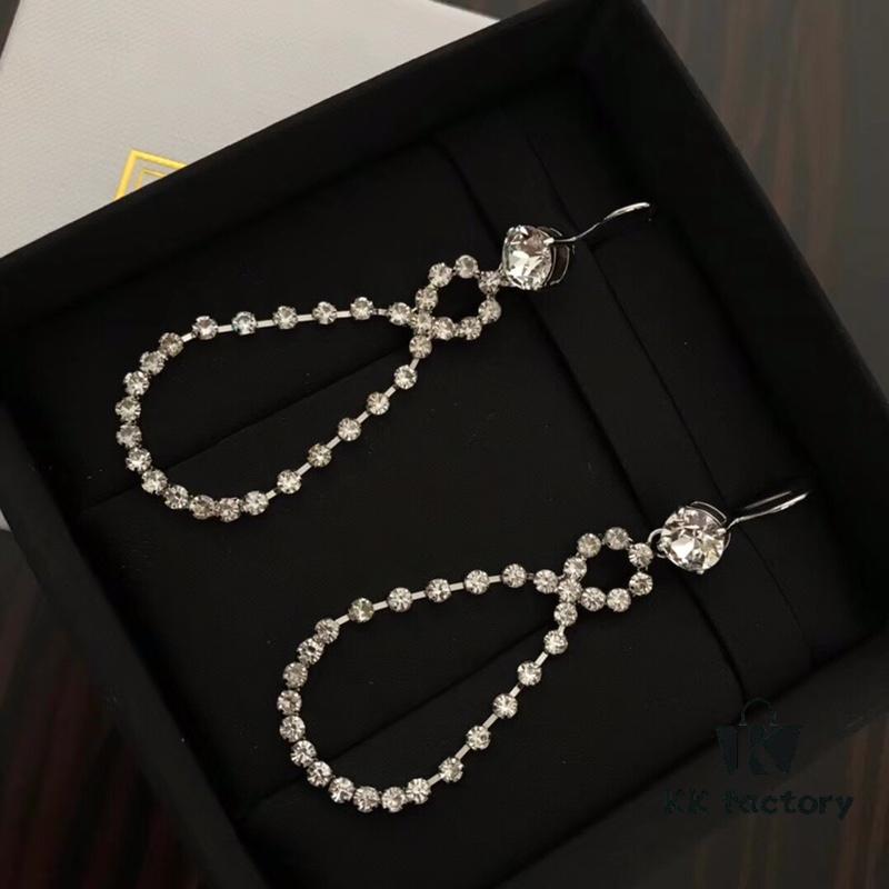 Miu Miu Beautiful Figure-8 Ear Hook, Xiaxia's Same Style, Original LG Version, Elegant for Banquet, Vacation, Date, and Evening Wear, Classic and Popular Fashion Design