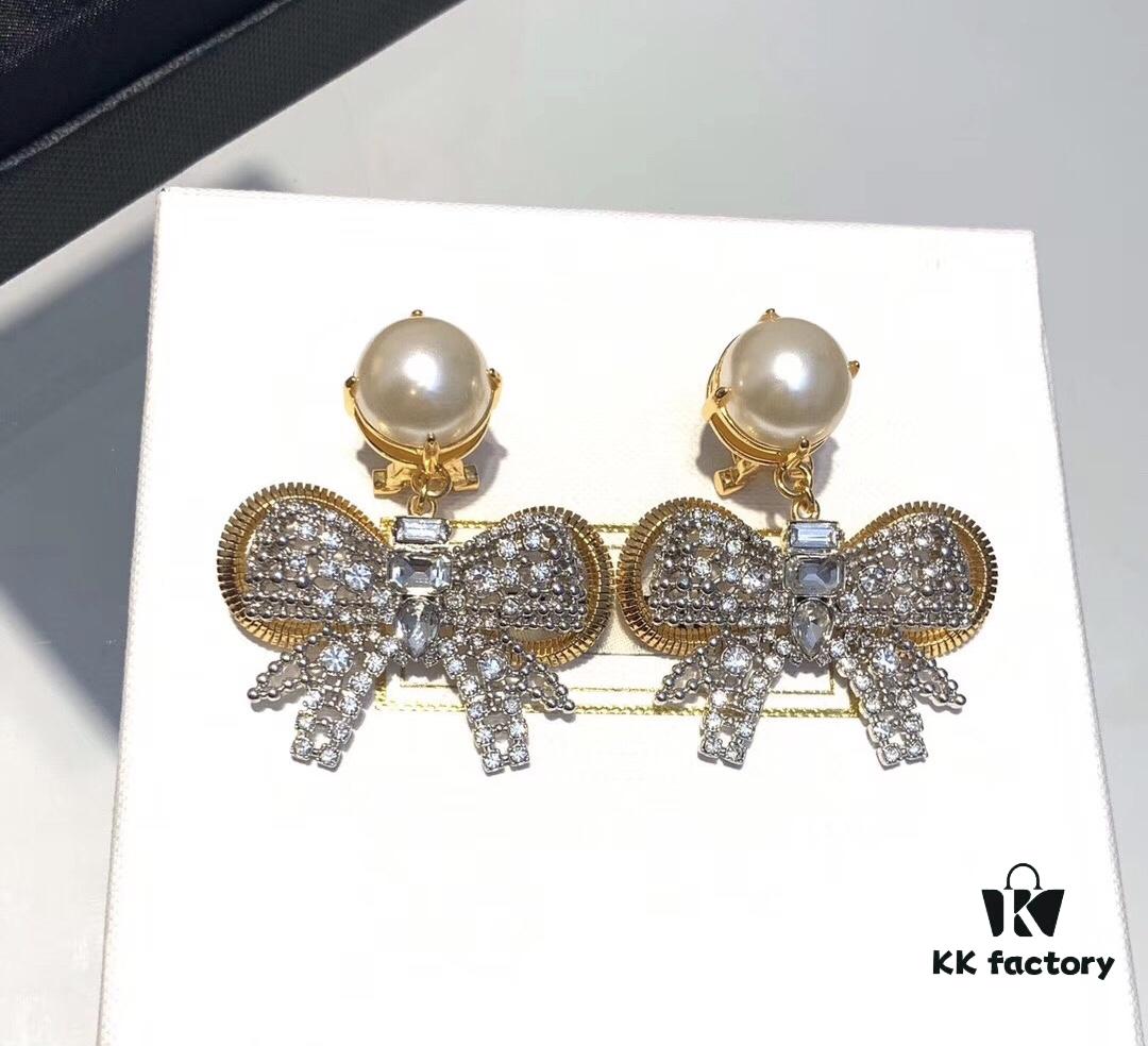 Miu Miu Bow Knot Stud Earrings, Guo Biting Same Style, Princess-like Charm, Dual-tone Gold-plated Craft with Swarovski Pearl